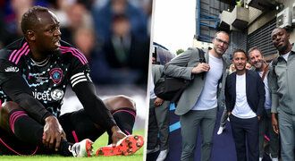 Rekordman Bolt se po boku Petra Čecha zúčastnil charitativního utkání: Skončil na nosítkách! Rekordman Bolt se po boku Petra Čecha zúčastnil charitativního utkání: Skončil na nosítkách!