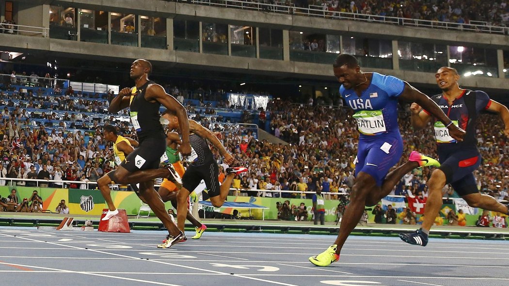 Jamajčan Usain Bolt jako první v historii ovládl běh na 100 metrů na třech olympijských hrách. Výkonem 9,81 porazil Američana Justina Gatlina (9,89).