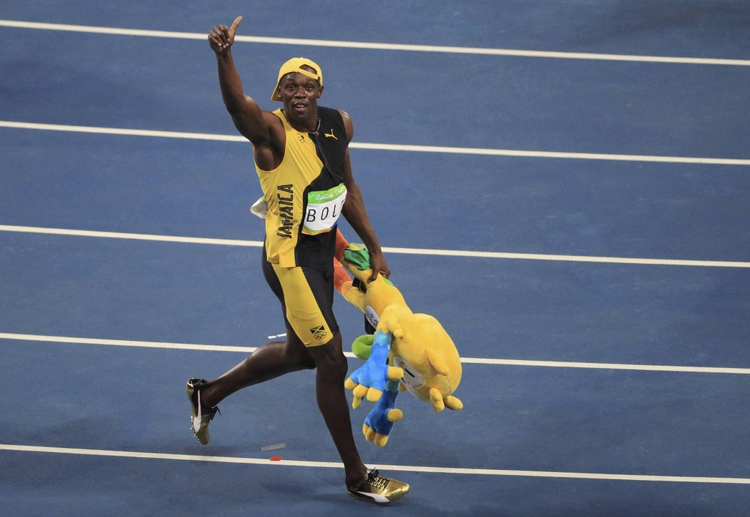 Sprinter Usain Bolt slaví zlato ze stovky