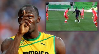 VIDEO: Bolt hraje fotbal jako Messi. Sólo přes pět hráčů a gól!