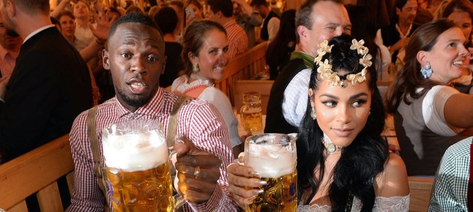 Bolt s dvojitým tuplákem piva na Oktoberfestu s přítelkyní Kasi.