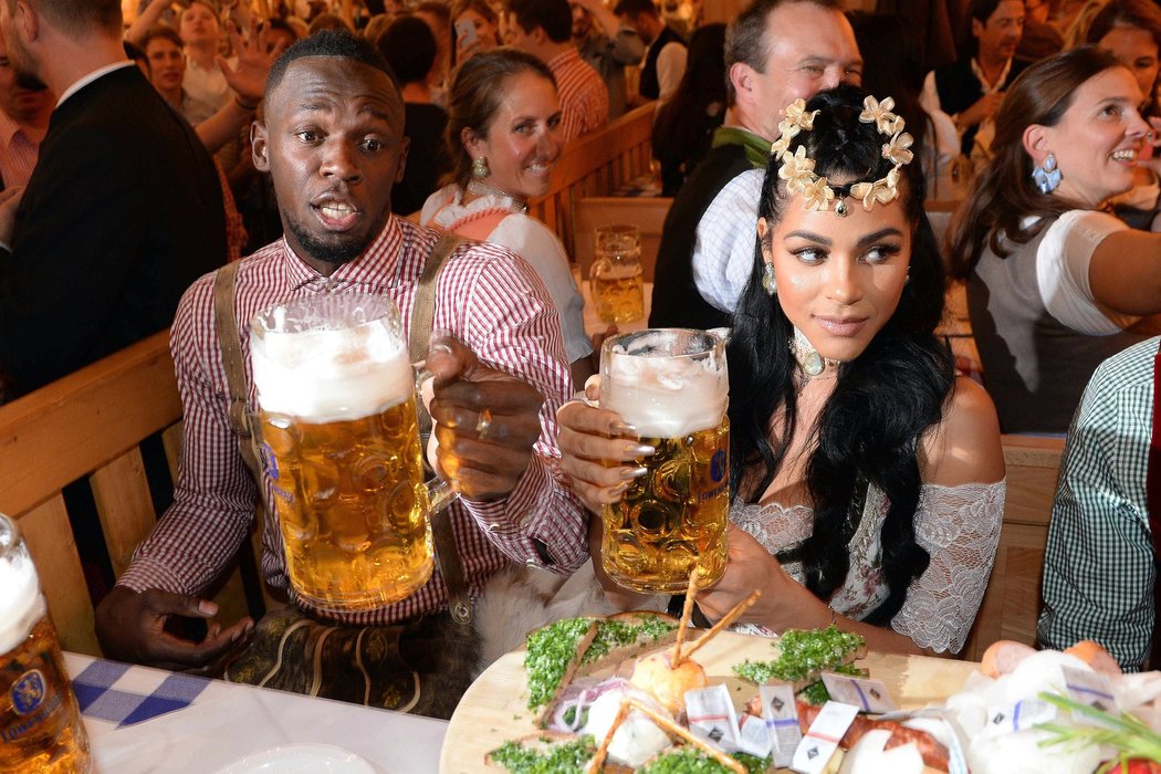 Bolt s dvojitým tuplákem piva na Oktoberfestu s přítelkyní Kasi.