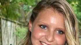 Osmnáctileté Australance Madeleine Pulver někdo připevnil na krk atrapu bomby