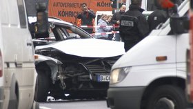 V Berlíně vybuchl za jízdy vůz: Zřejmě v něm byla bomba.