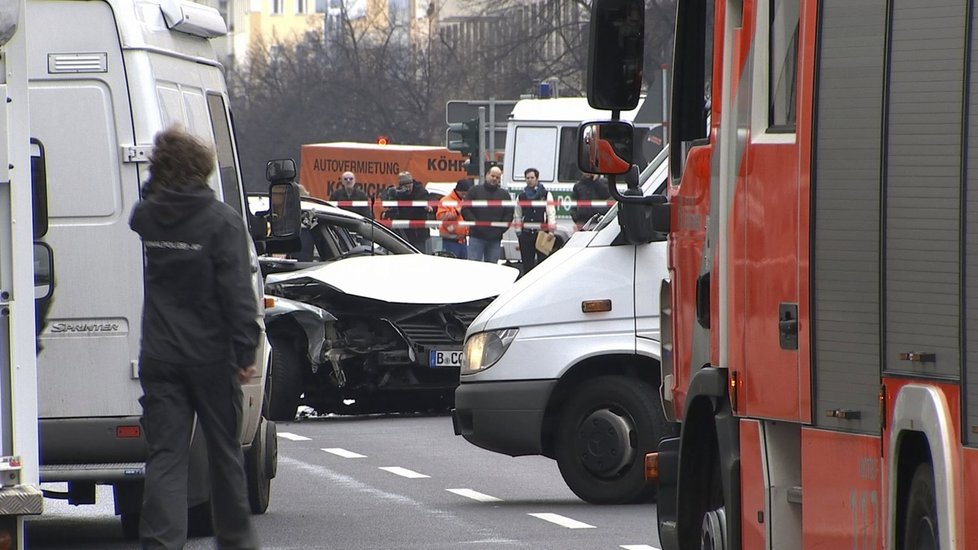 V Berlíně vybuchl za jízdy vůz: Zřejmě v něm byla bomba.