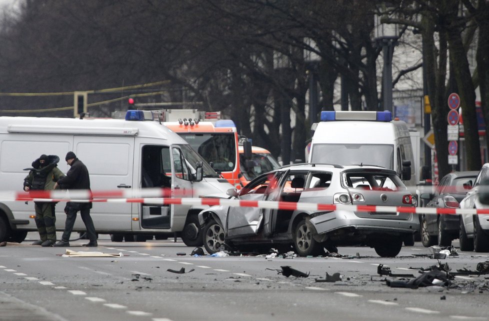 V Berlíně vybuchl za jízdy vůz: Zřejmě v něm byla bomba