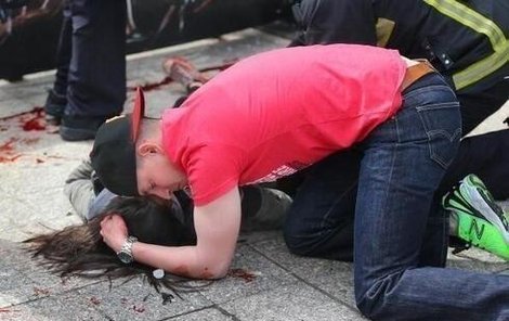 mrt v přímém přenosu. Mladík v červeném tričku se marně snaží zachránit svou lásku.