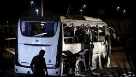 Výbuch bomby u autobusu se zahraničními turisty zabil poblíž pyramid v egyptské Gíze tři Vietnamce a jejich místního průvodce, (28.12.2018).