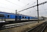 Vlak údajně srazil na Olomoucku ženu, která vedla kolo: Ta potom utekla!