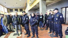 Kvůli hrozbě bombou zasahovali policisté v rychlíku u Berouna.