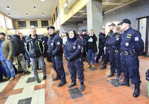 Kvůli hrozbě bombou zasahovali policisté v rychlíku u Berouna.