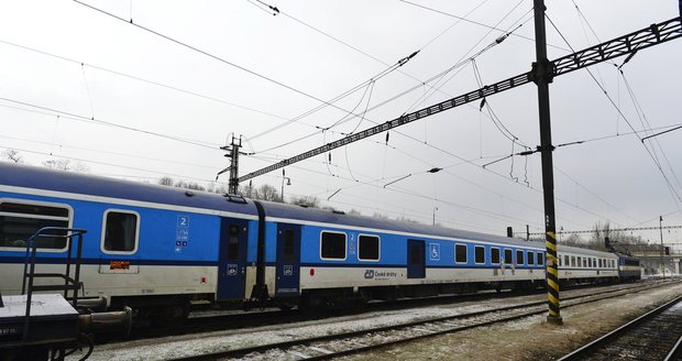 Vlak údajně srazil na Olomoucku ženu, která vedla kolo: Ta potom utekla!