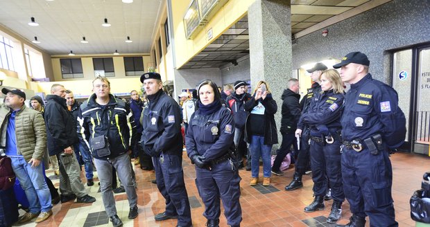 Policie v Německu evakuovala vlak z Prahy: Muž kolem sebe mával pistolí, byla to atrapa (ilustrační foto).