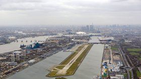 Podezřelé balíčky nalezené dnes v rozmezí několika hodin na londýnských letištích Heathrow a London City a na nádraží Waterloo rovněž v britské metropoli obsahovaly malé podomácku vyrobené bomby.