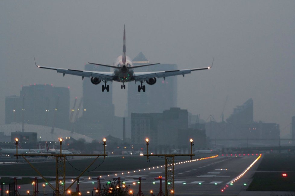 Podezřelé balíčky nalezené dnes v rozmezí několika hodin na londýnských letištích Heathrow a London City a na nádraží Waterloo rovněž v britské metropoli obsahovaly malé podomácku vyrobené bomby.