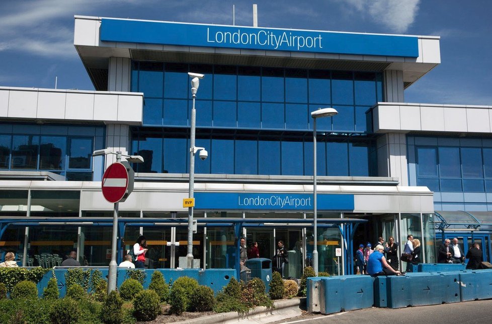 Londýnské letiště uzavřeli kvůli bombě z druhé světové války