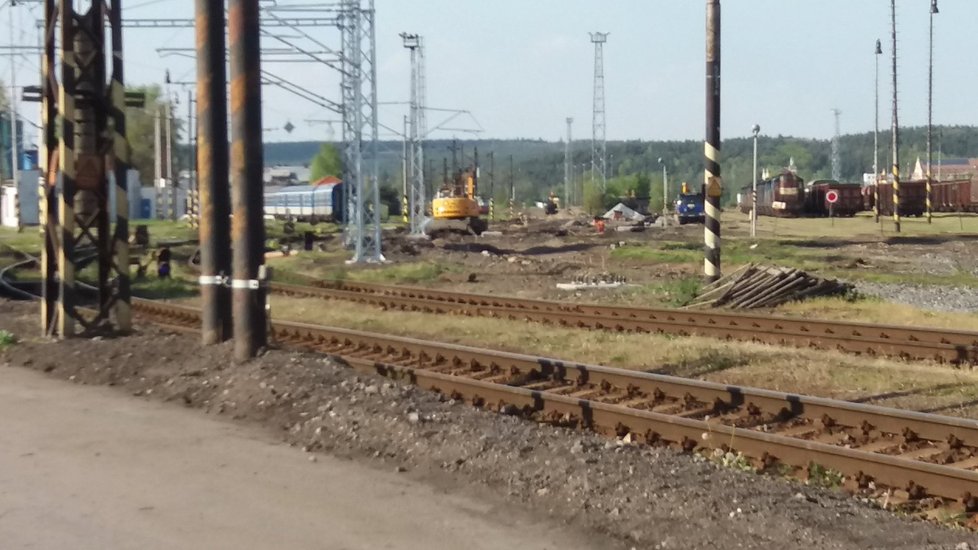 Zastavené vlaky a evakuace: V Plzni našli nevybuchlou bombu z 2. světové