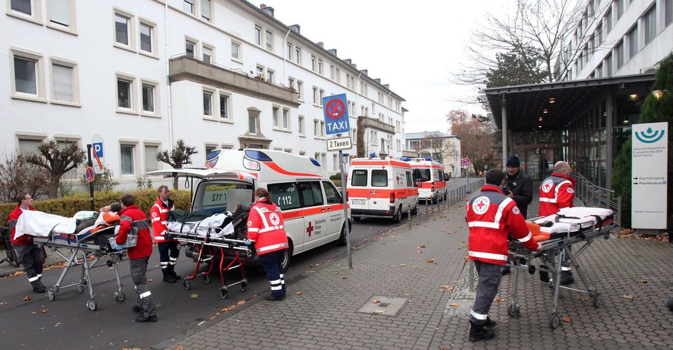 Evakuováni museli být i všichni pacienti místní nemocnice.