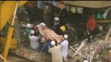 V troskách rodinného domu zahynulo 12 lidí. Při tragédii v Bombaji vytáhli ze sutin i živé