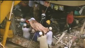 V Bombaji se zřítil dům, záchranáři hledají v troskách přeživší.