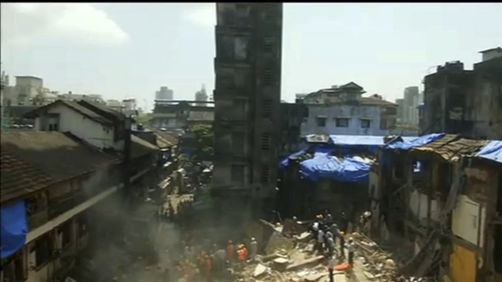 V Bombaji se zřítil dům, záchranáři hledají v troskách přeživší.