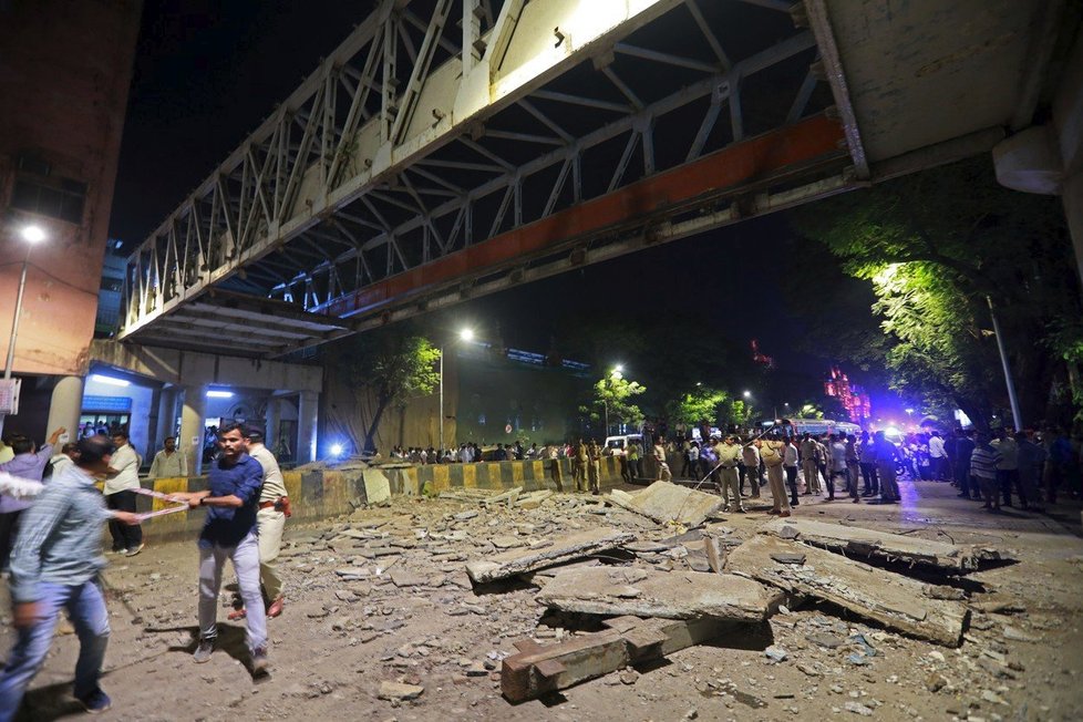 V indické Bombaji se zřítil most pro pěší