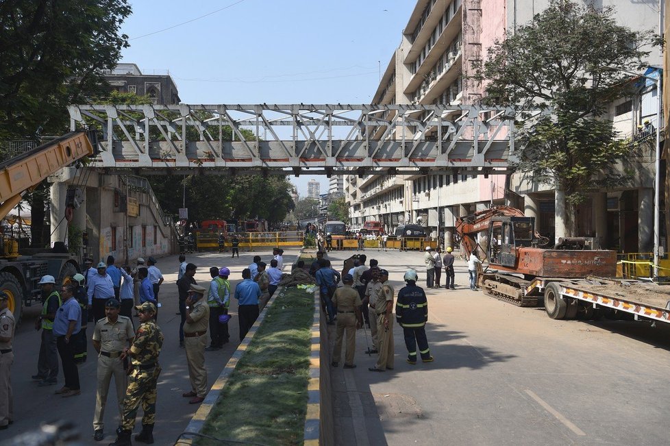 V indické Bombaji se zřítil most pro pěší