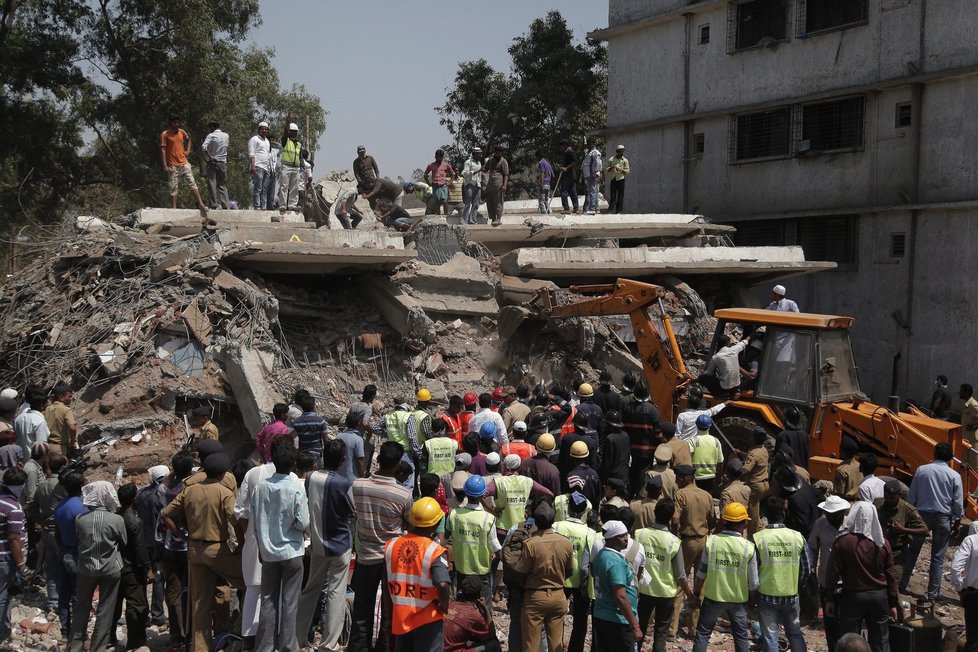 V Indii se zřítila černý stavba, mnoho lidí našlo v troskách smrt