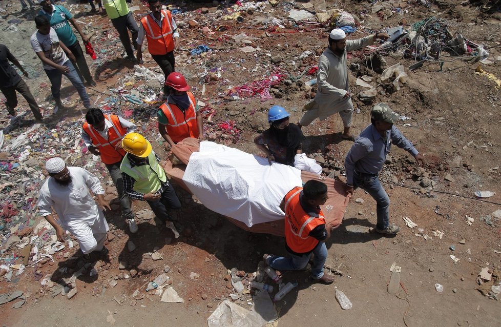Více jak tři desítky lidí nalezly v troskách obytného domu v Bombaji smrt