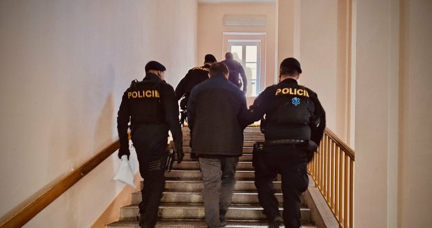 Muž obviněný z nastražení výbušného systému v Horšovském Týně, který zranil jiného muže, si na soud počká ve vazbě. ,