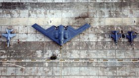 Srovnání: Bombardér B-2 vedle F/A-18 a dvou F-16.