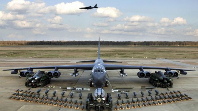 Bombardér B-52 spolu se svou výzbrojí