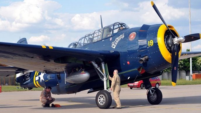 bombardér Grumman Avenger na letišti v Pardubicích