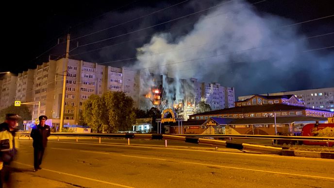 Ruský bombardér narazil do obytného bloku ve městě Jejsk