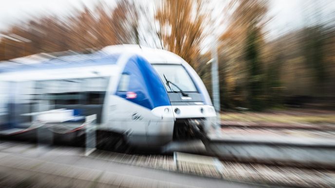 Evropská komise s podmínkami schválila záměr francouzského výrobce vlaků Alstom převzít vlakovou divizi kanadské firmy Bombardier.
