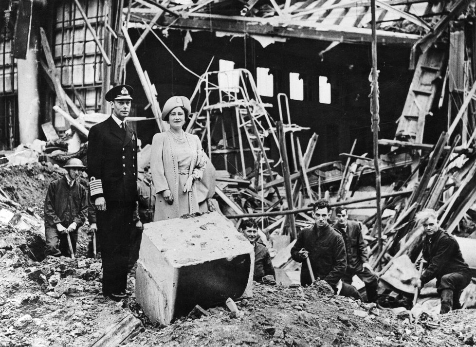 Král Jiří VI. a královna Alžběta I. na snímku mezi troskami Buckinghamského paláce po německých náletech