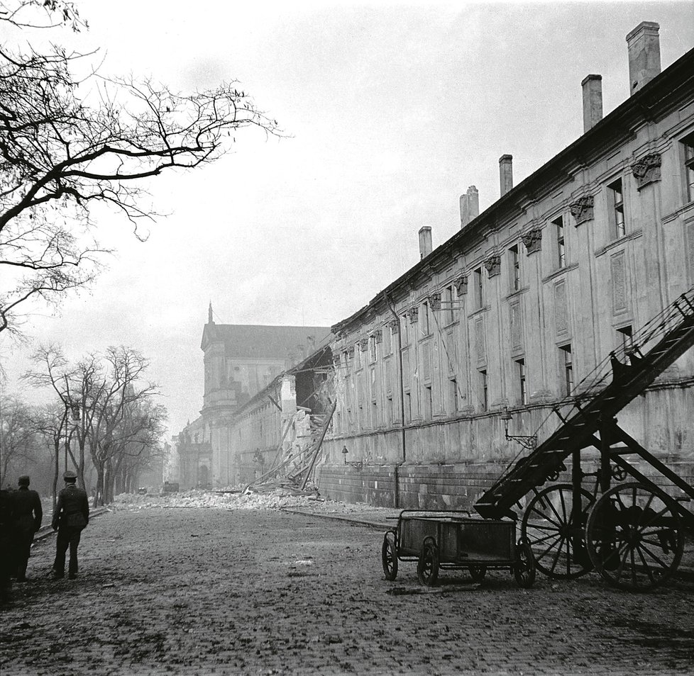 Karlovo náměstí po bombardování na konci druhé světové války.