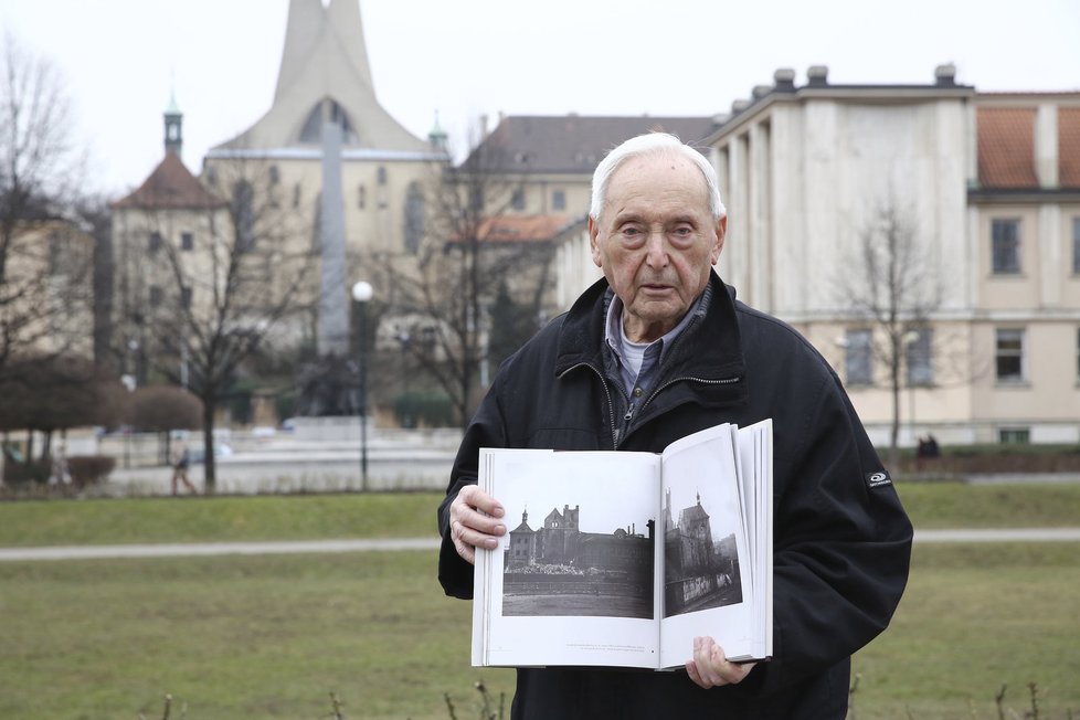 Pamětník Oldřich Kocourek stojí u kláštera Emauzy, který při bombardování přišel o střechu.