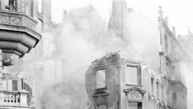 Praha po bombardování 14. února 1945. Pohled na rohový dům v Resslově ulici a Podskalské (nyní Gorazdova).