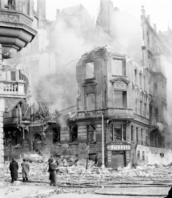 Praha po bombardování 14. února 1945. Pohled na rohový dům v Resslově ulici a Podskalské (nyní Gorazdova).