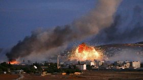 Nad Kobani se vznáší dým, v dálce jsou vidět exploze. Bombardování je drsné.