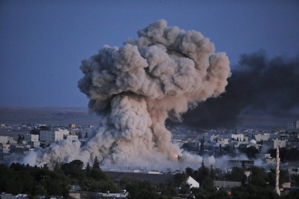 Američané bombardují Kobani z Turecka.