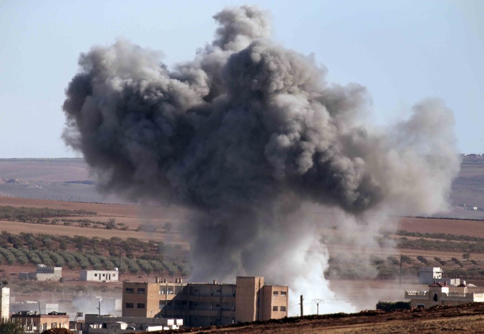 Dým se vznáší po úspěšném zásahu cíle v Kobani.