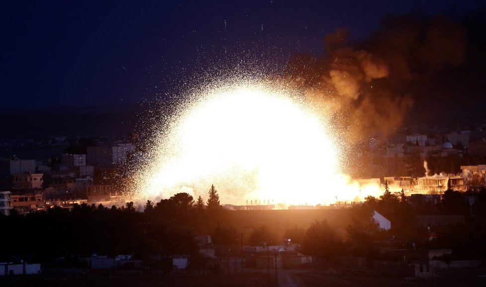 Exploze v Kobani, kterou obléhají jednotky radikálů z Islámského státu.