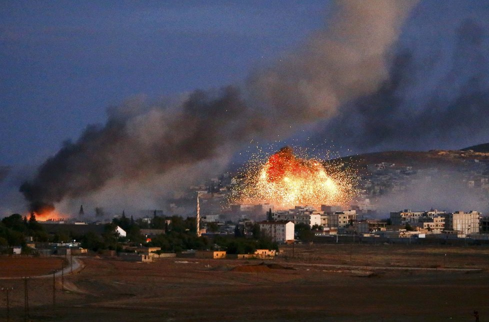 Nad Kobani se vznáší dým, v dálce jsou vidět exploze. Bombardování je drsné.