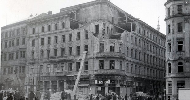 Měšťanský dům na náměstí Svobody po zásahu bomb v roce 1944.