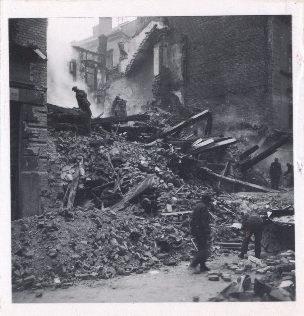 Vybombardovaná Veselá ulice v roce 1944.