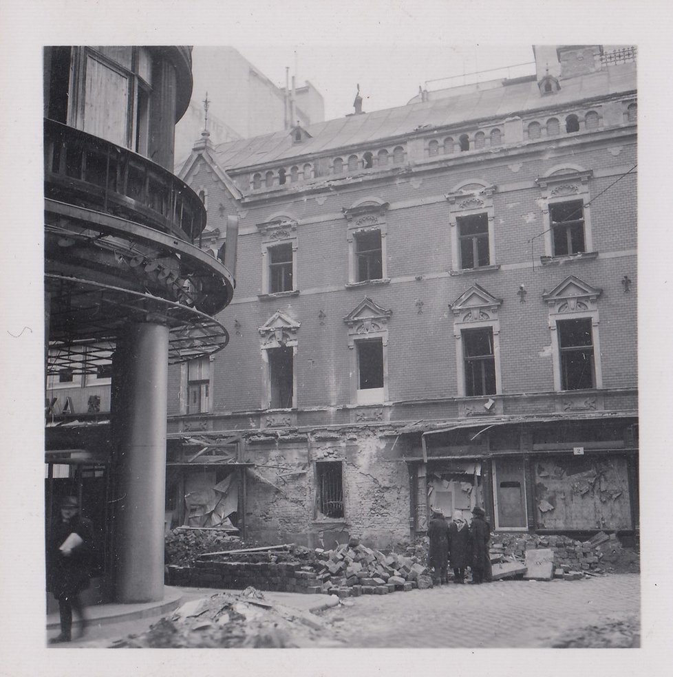 Česká ulice po zásahu bomb v roce 1944.