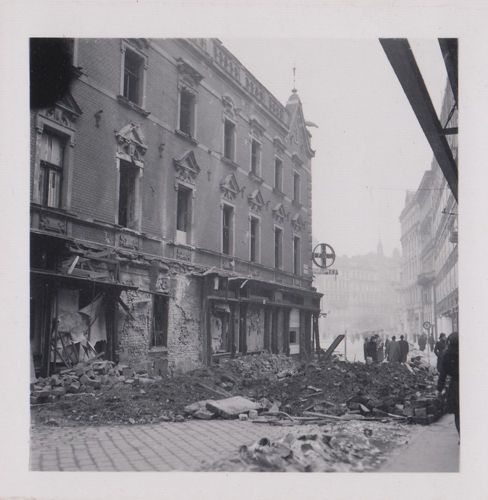 Česká ulice po zásahu bomb v roce 1944.