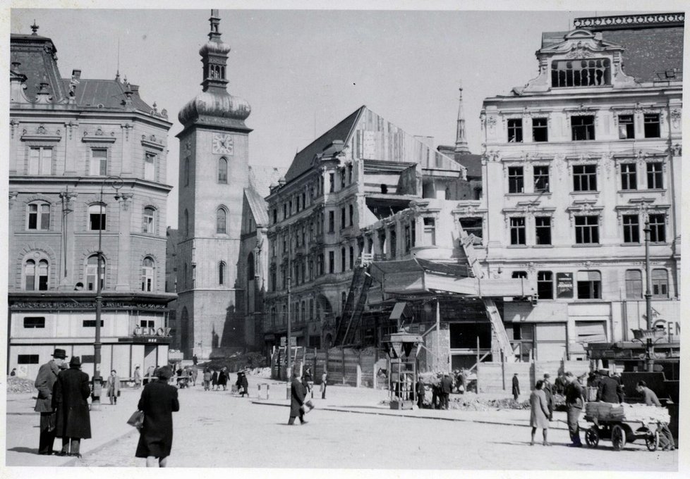 Nárožní dům na náměstí Svobody po zásahu bomb v roce 1944.